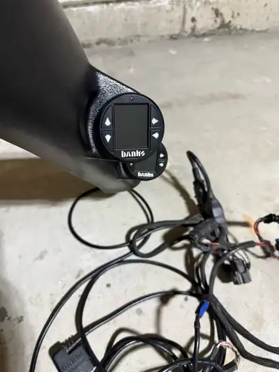 I am selling a used Banks Derringer performance tuner designed for L5P Duramax diesel engines. This...