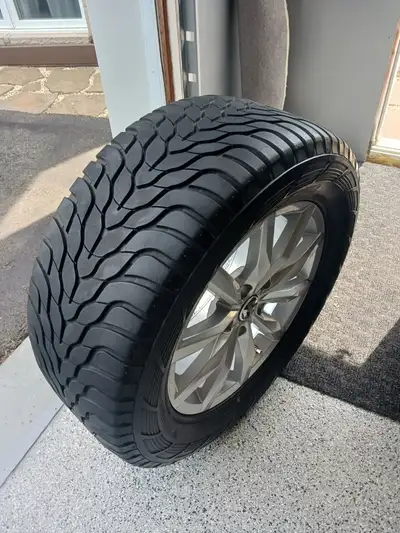 Look écoeurant sur Touareg! Mags VW 18 pouces avec gros pneus Yokohama 18 pouces 285 55 R18 Pas beso...
