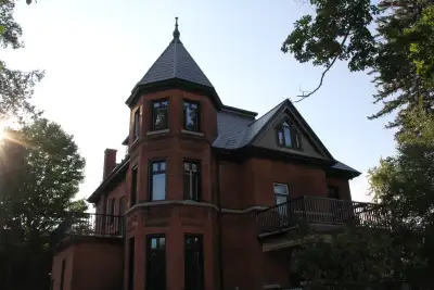This 1900 square foot 3-bedroom apartment is located in the basement of Booth House, the space offer...