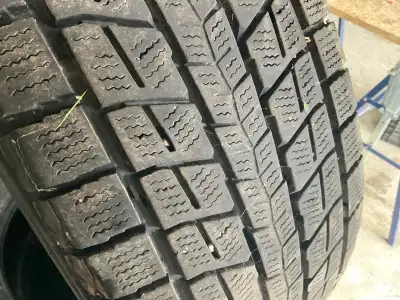 Pneus d’hiver 235-60-18 presque neuf , 4 pneus pour le prix de un , était sur un CRV , je me rend à...