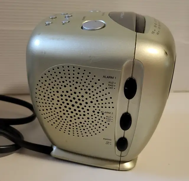 Vintage Phillips Magnavox Dual Alarm Clock Am/ Fm Radio in General Electronics in Oshawa / Durham Region - Image 7