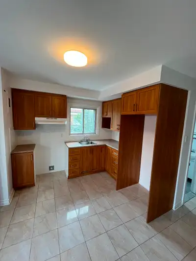 Grand 3 1/2 rénové à louer. Disponible immédiatement ou pour 1 Août 2 balcons et laveuse sécheuse in...