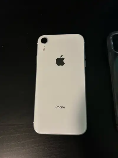 iPhone Xr (white, 64gb) been in use from 2021-2024. I take very good care of my phones, it has 0 cra...