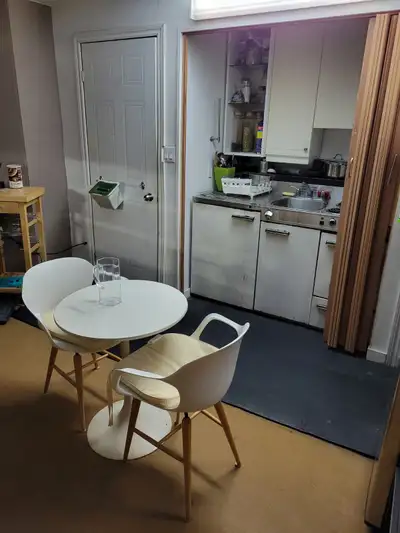 Studio entièrement meublé avec entrée privée ainsi qu'un salle de séjour privée. Il est situé dans u...