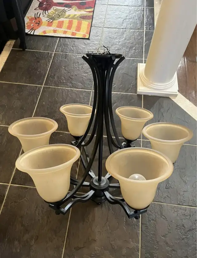 Chandelier in Indoor Lighting & Fans in Oakville / Halton Region - Image 2