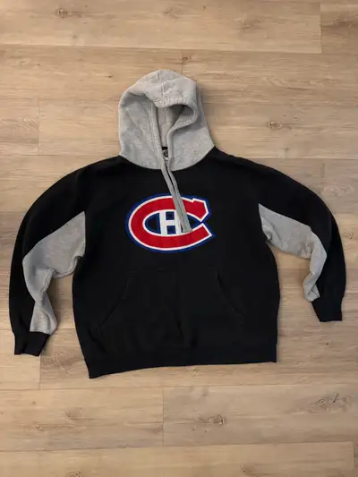 Je vends un chandail à capuchon des Canadiens de Montréal de taille XL, idéal pour montrer votre sou...