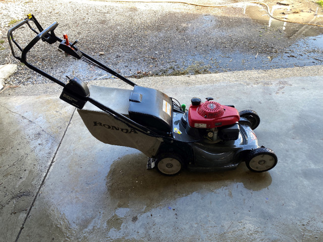 Honda push mower with electric start in Lawnmowers & Leaf Blowers in Leamington - Image 2