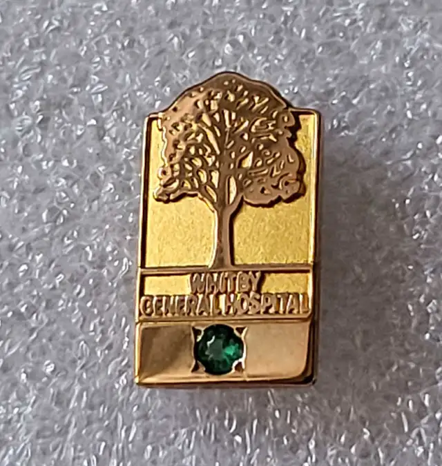 Vintage 10k Gold/ Emerald Whitby General Hospital Service Pin in Arts & Collectibles in Oshawa / Durham Region - Image 2