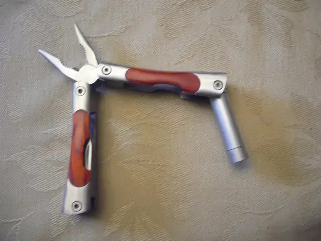 DUCKS UNLIMITED CANADA MULTI TOOL IN COLLECTORS TIN BOX63417636575361124