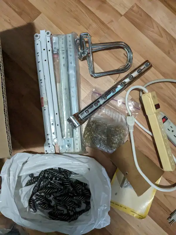 Bunch of hardware draw slides screws door pulls castors etc in Hardware, Nails & Screws in Longueuil / South Shore - Image 5