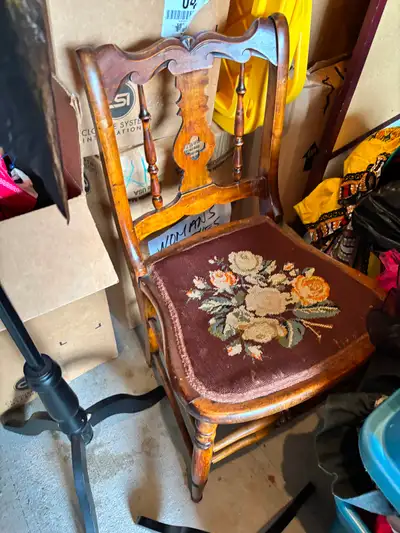 Antique chair in excellent condition. If the ad is up, it’s still available. 90$