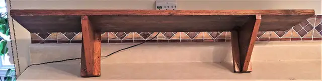 Wooden shelf with brackets in Home Décor & Accents in Kitchener / Waterloo - Image 2