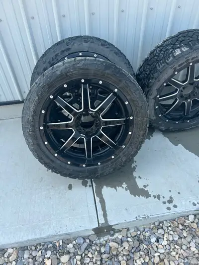 22x10 fuel mavericks 33x12.5 Toyo open country at3 Approx 15k kms on tires Dual drilled 6 bolt patte...