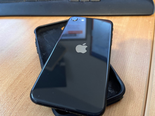 iPhone SE 64 Gb black dans Téléphones cellulaires  à Ville de Montréal - Image 3