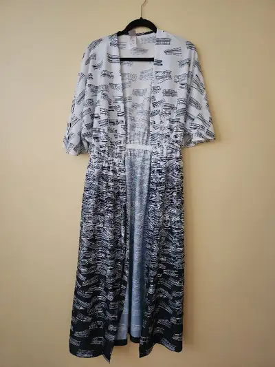 Superbe peignoir/vêtement de détente noir et blanc à encolure en V. Ceinture à nouer à la taille ave...