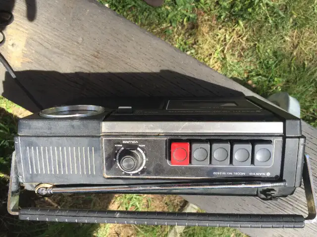 Various vintage portable radios in General Electronics in Oshawa / Durham Region - Image 6