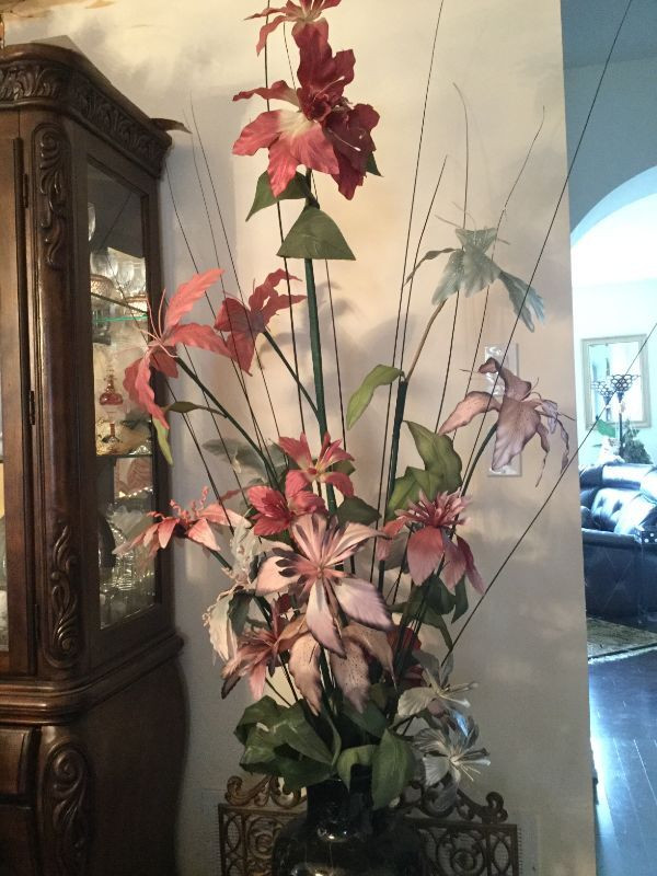 Extra Large Silk Floral Arrangment with a Beautiful Vase in Home Décor & Accents in Mississauga / Peel Region - Image 2