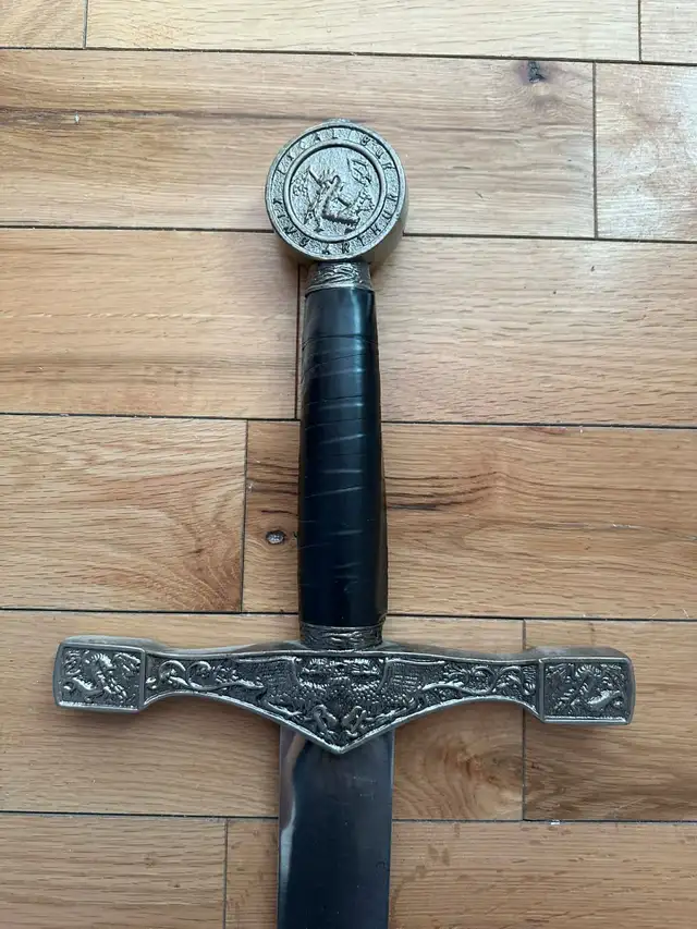 Épée décorative style Excalibur – 50 pouces – métal in Arts & Collectibles in Laurentides - Image 4