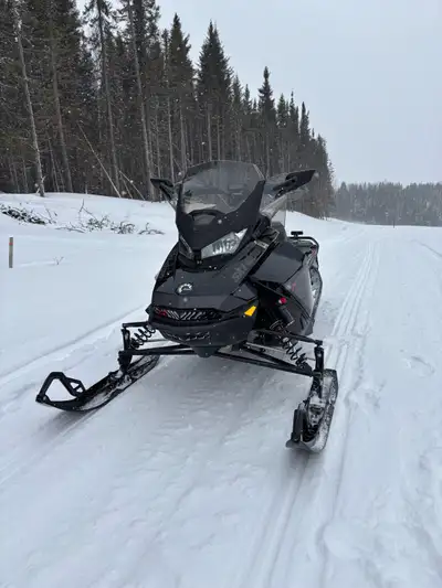 Je vends ma motoneige Ski-Doo Renegade 850 XRS 2022 en excellente condition avec 10400 km au compteu...