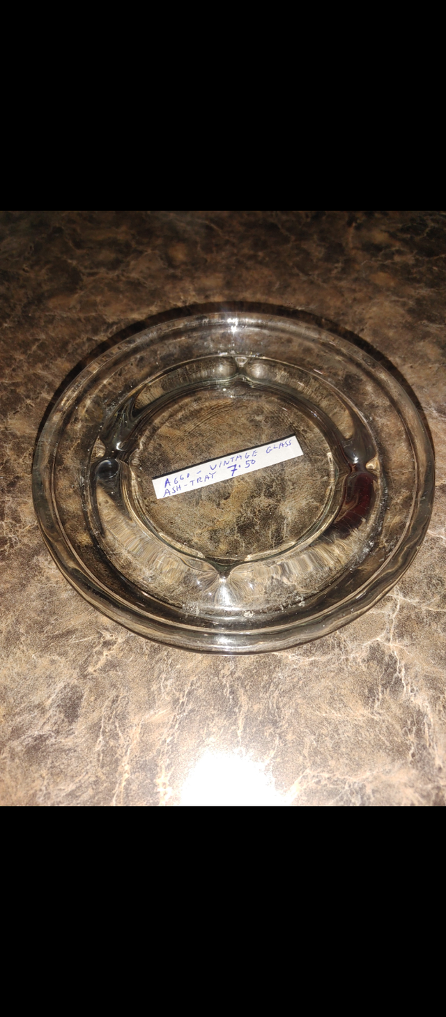 VINTAGE - GLASS ASHTRAY - BOOTH #226 in Other in Edmonton - Image 2