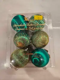 Alberbrook Unbreakable Christmas Ornaments green and gold, Made