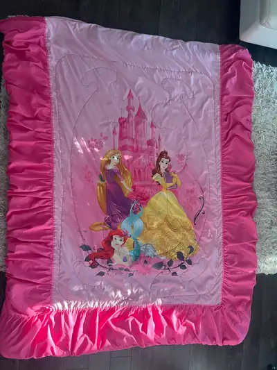 Used in good condition, no rips/tears Comes with: fitted sheet, flat sheet, comforter, pillowcase Co...