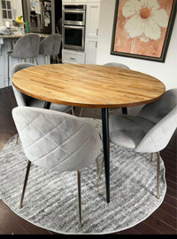 Brand new kitchen dinning table round with 4 chairs 