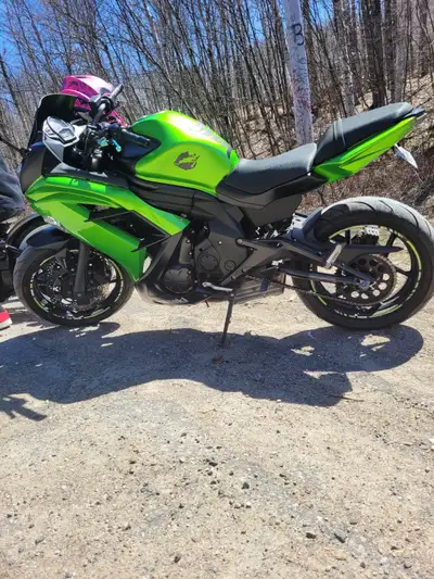 Kawasaki ninja 650 2013 Je demande 4000$ si j'effectue les réparations le peg à clutche la poignée à...