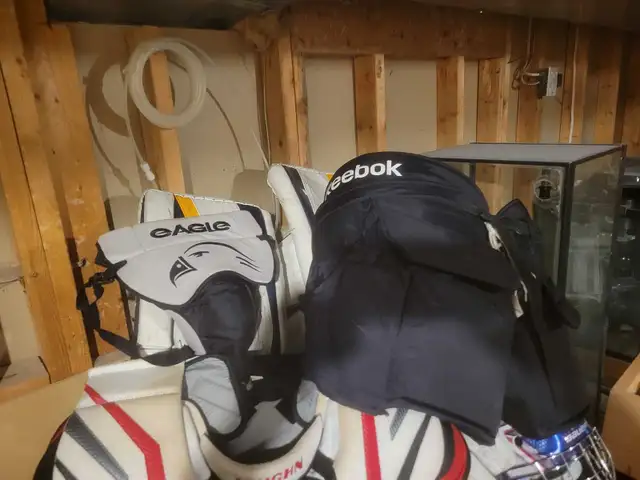 Mens full ice hockey goalie equipment SOLD pending pick up in Hockey in London - Image 8