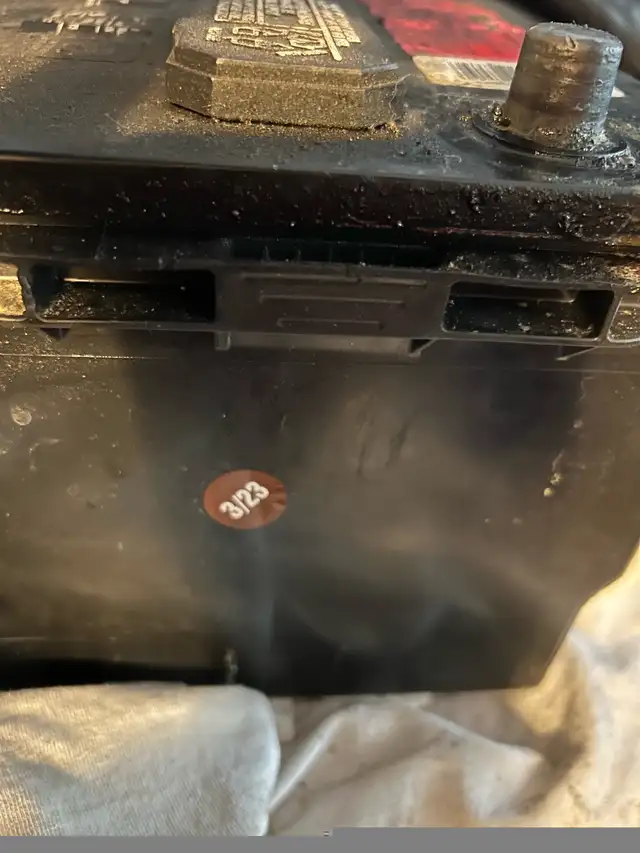 Truck Battery in Engine & Engine Parts in Dartmouth - Image 3