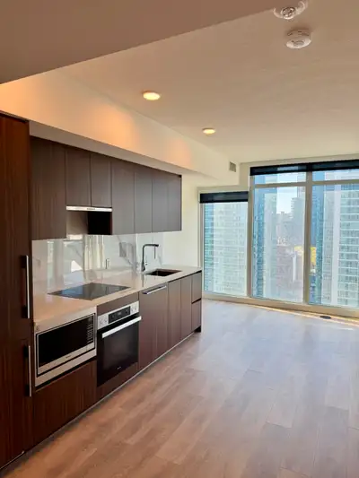 Downtown Toronto Room for Rent – Near Rogers Centre & CN Tower Looking to rent out a room in my bran...
