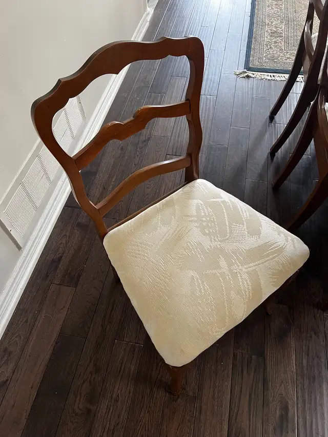 Dining Table and Chairs in Dining Tables & Sets in Markham / York Region - Image 3