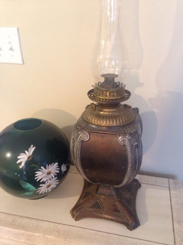 Rare antique brass oil lamp, Glass globes lantern light in Arts & Collectibles in Ottawa - Image 4