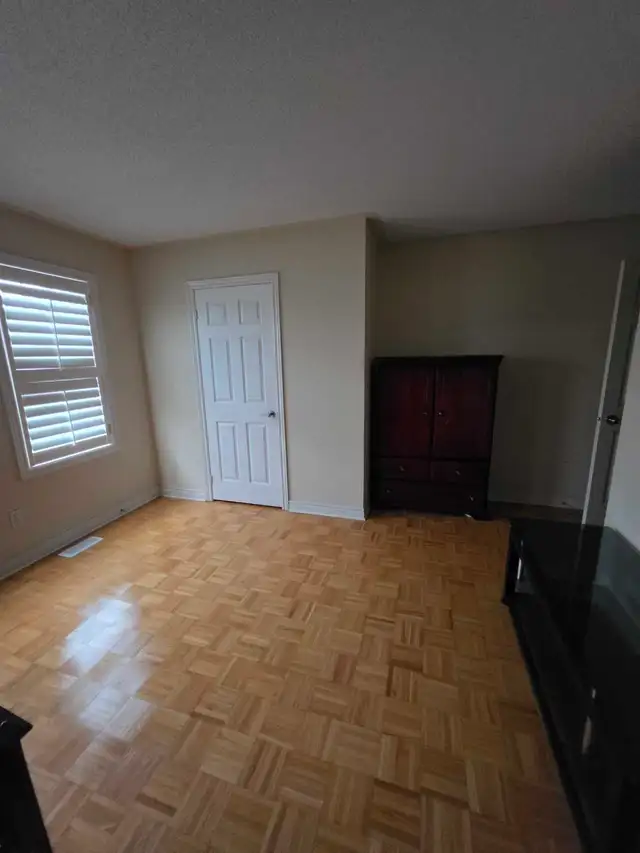 large room for rental in Room Rentals & Roommates in Mississauga / Peel Region - Image 4