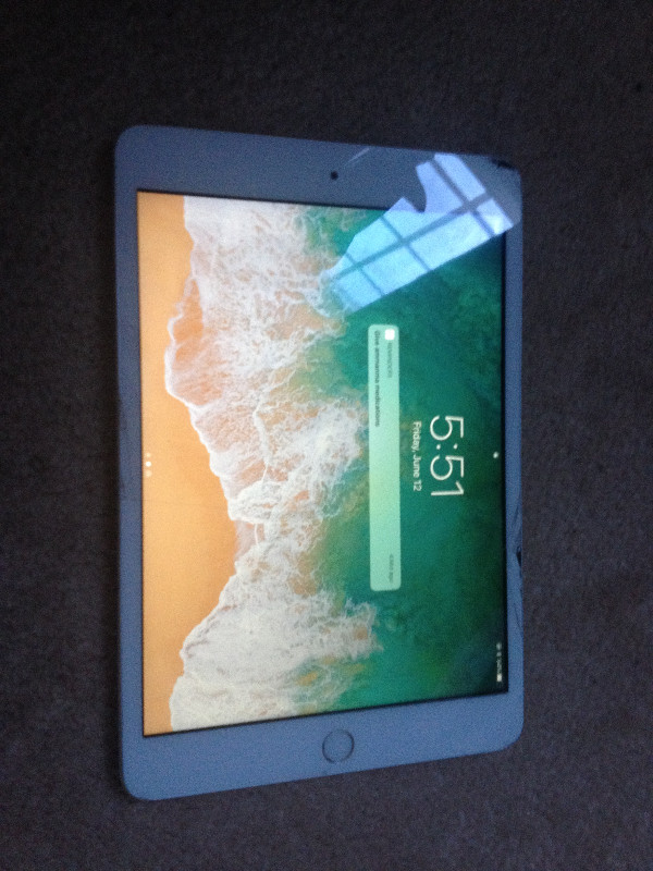 IPad Mini Model MGNV2LL/A - 16 GB LOCKED in iPads & Tablets in City of Toronto - Image 2