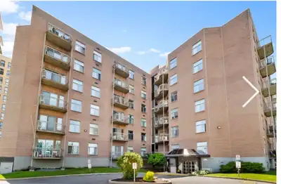 Beau Condo 4 1/2 à brossard renové , très lumineux , electros inclus ,piscine, stationnement inclus...