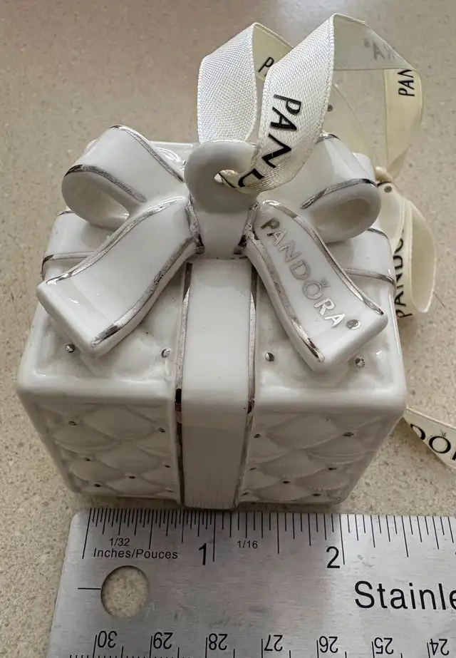 Pandora 2016 Porcelain Gift Box Christmas ornament collectible in Arts & Collectibles in Oshawa / Durham Region - Image 6