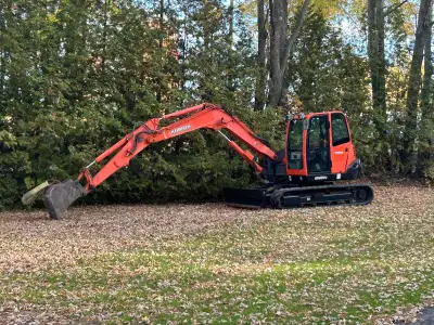 2007 Kubota 8 ton excavator, quick tach 35 inch bucket , dual control function, cold air conditionin...