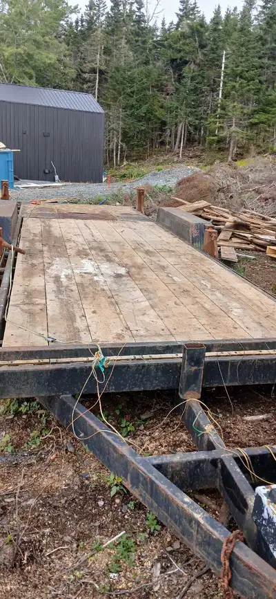 Heavy duty 7x20' duel axle trailer. Comes with 4 heavy duty side jacks with 1 on the hitch. Duel 500...