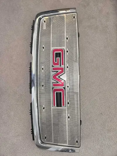 Front Grill for a GMC Sierra 1500 SLE. Fits years 2007-2013. Came off a 2007 in 2013 to be replaced...