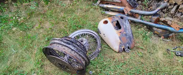2012 Harley softail deluxe parts in Motorcycle Parts & Accessories in City of Montréal - Image 3
