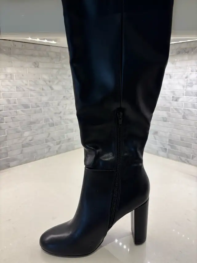 NEW Size 6.5 Le Chateau Boots