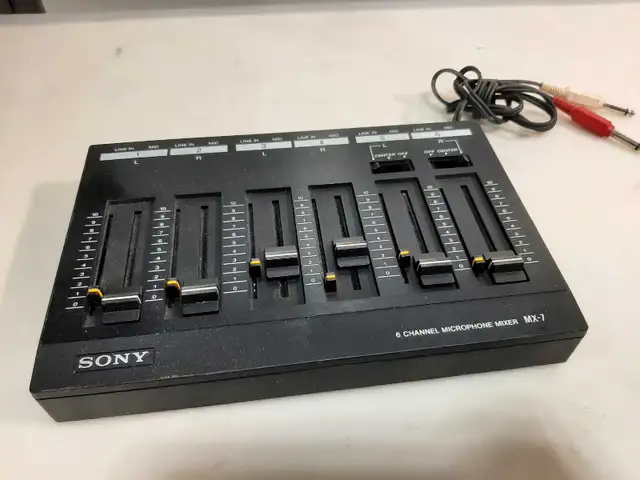 Sony MX-7 Mixer in Performance & DJ Equipment in City of Montréal - Image 2