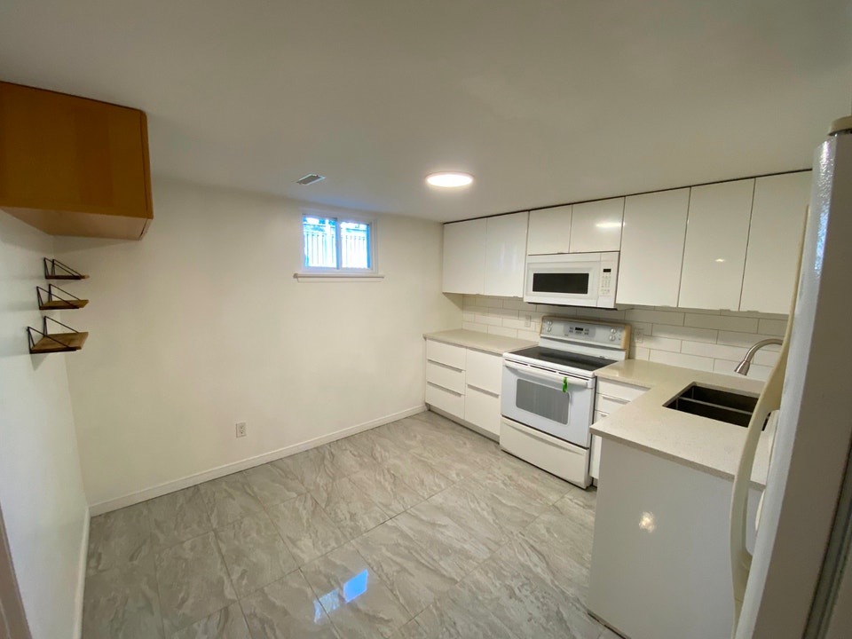 2 Bed 1 Bath Basement with Private Entrance & Parking – Mississa 3
