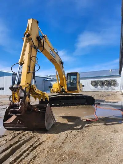 Year 2001 model 200LC 20 ton excavator comes with 6 foot swivel ditching bucket, Hydraulic thumb and...