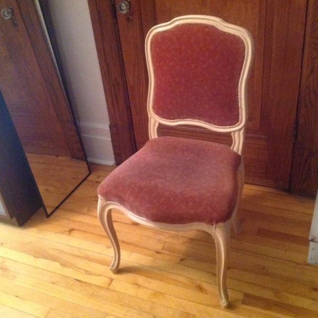 Chaise antique velours rose dans Chaises, Fauteuils inclinables  à Ville de Montréal