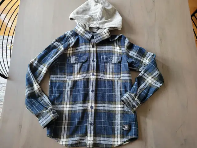Chemise capuchon / DG / garçon / 7 ans / flanelle / comme neuve! in Kids & Youth in Longueuil / South Shore - Image 2