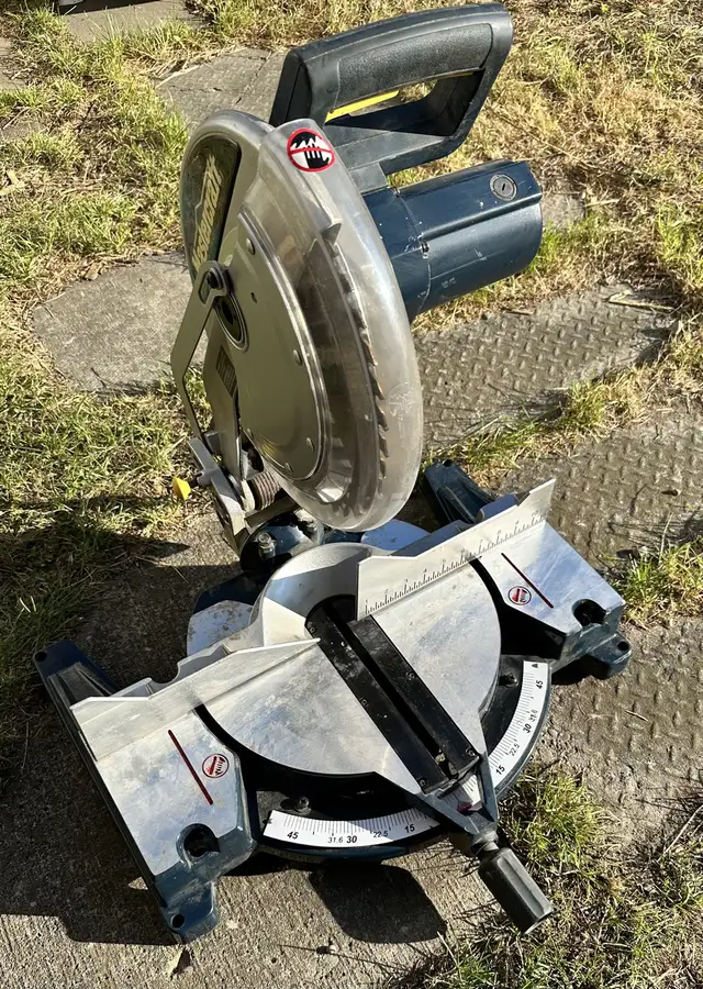 Mitre saw 12” with laser line mastercraft used like new in Power Tools in Oshawa / Durham Region - Image 3