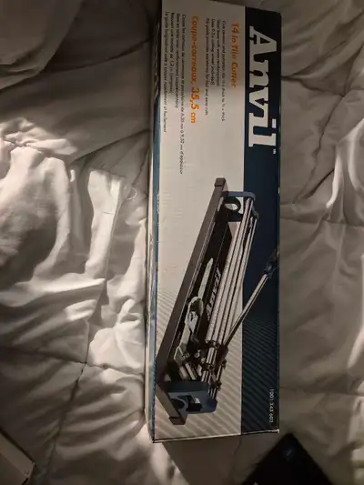 I am offering an Anvil 14-inch tile cutter, perfect for both DIY enthusiasts and professional contra...
