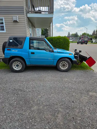 Geo Tracker 1995 Équipement avec gratte Toit rigide qui peut être enlevé État de marche et immatricu...